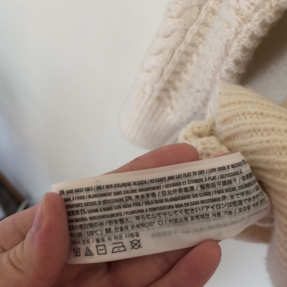 Abercrombie and Fitch White Knit Sweater Small - Picture 5 of 5